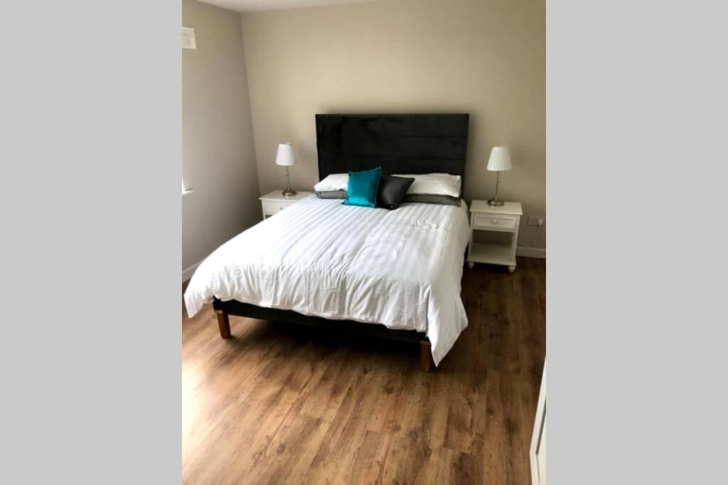 Stylish 3 Bed Apartment With Lough Atalia Views Galway Exterior photo