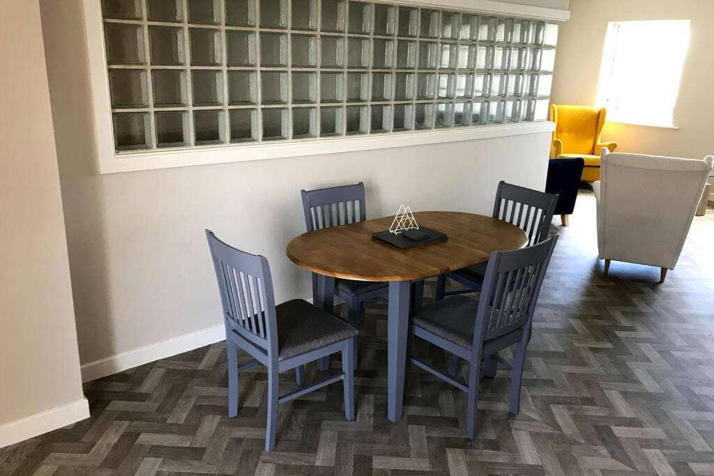 Stylish 3 Bed Apartment With Lough Atalia Views Galway Exterior photo