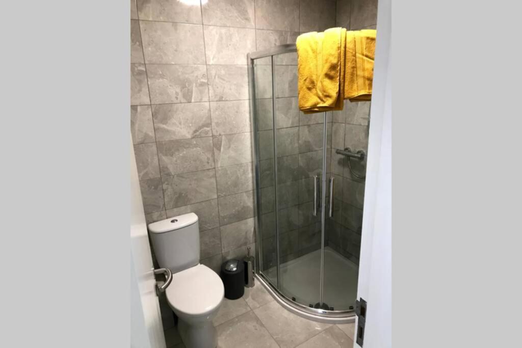Stylish 3 Bed Apartment With Lough Atalia Views Galway Exterior photo