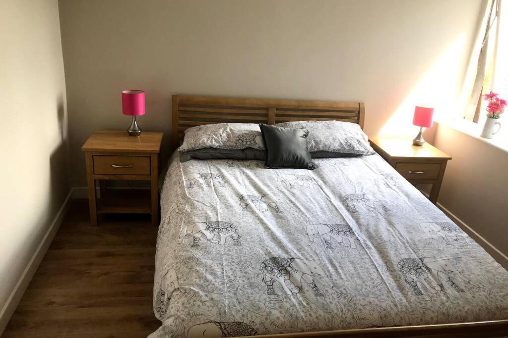 Stylish 3 Bed Apartment With Lough Atalia Views Galway Exterior photo